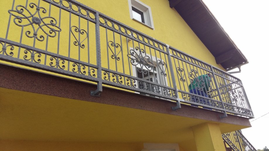 Kovana balkonska ograda za obiteljsku kuću