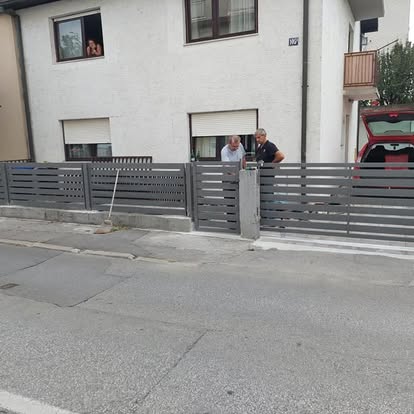 Moderna siva horizontalna lamelna metalna ograda ispred obiteljske kuće — Knight Project Zagreb