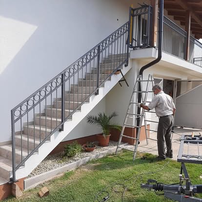 Siva kovana ograda s prstenastim motivom uz vanjske stepenice obiteljske kuće — Knight Project Zagreb
